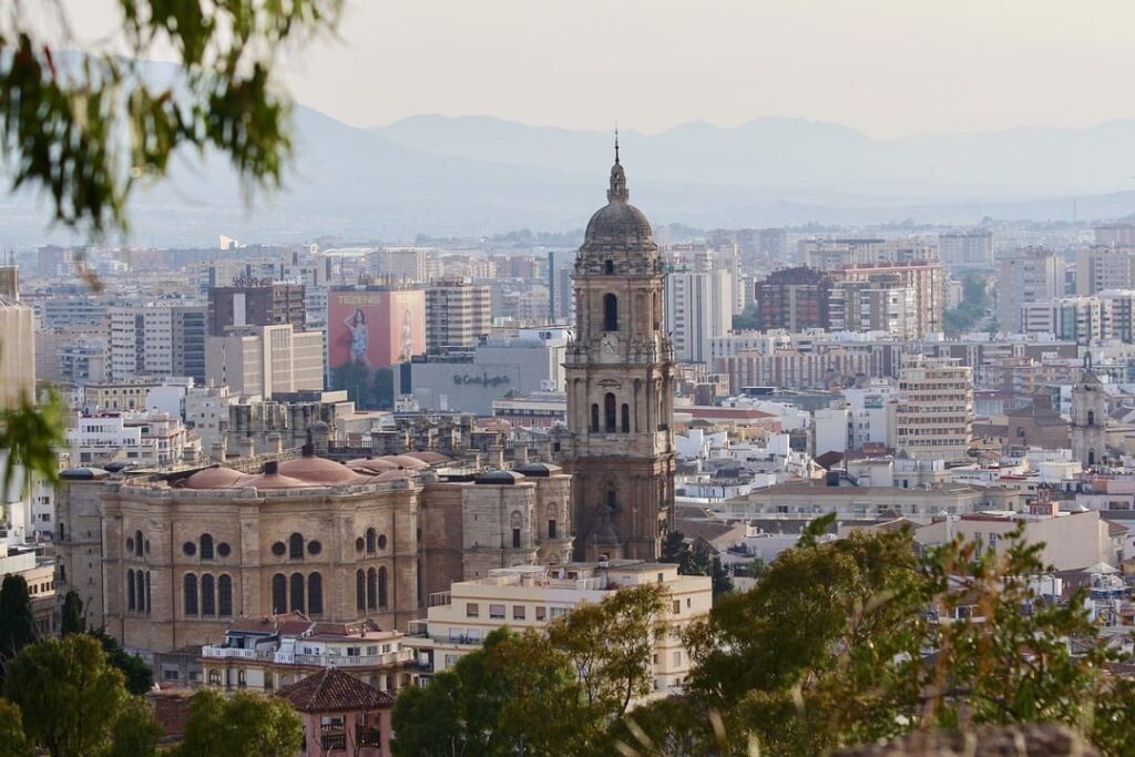 La Catedral de Málaga, conocida popularmente como "La Manquita", es uno de los monumentos más emblemáticos y reconocibles de la ciudad